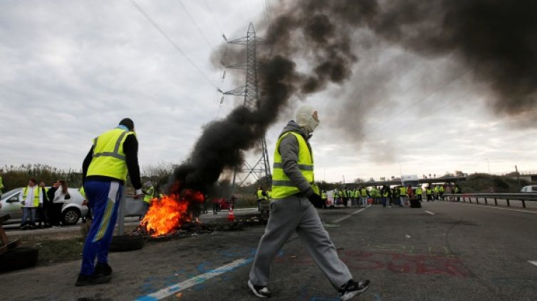 "Жълтите жилетки" блокираха петролни депа във Франция