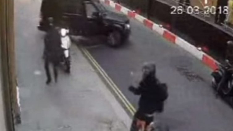 С меч, брадва, чук... британски бандюги - обирджии. Спира ги българин!