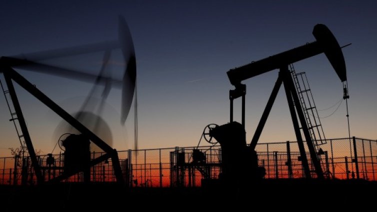 Петролът &ndash; най-евтин от година насам! Какво следва?