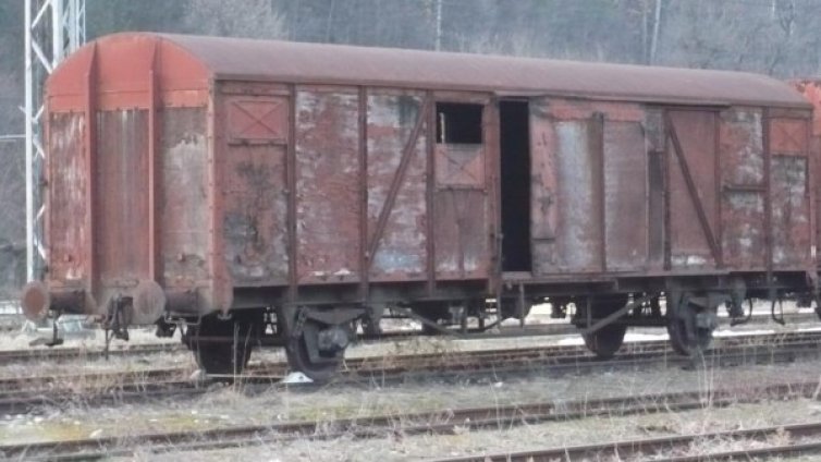 Товарен влак на гара Пловдив, а вътре: 17 бежанци