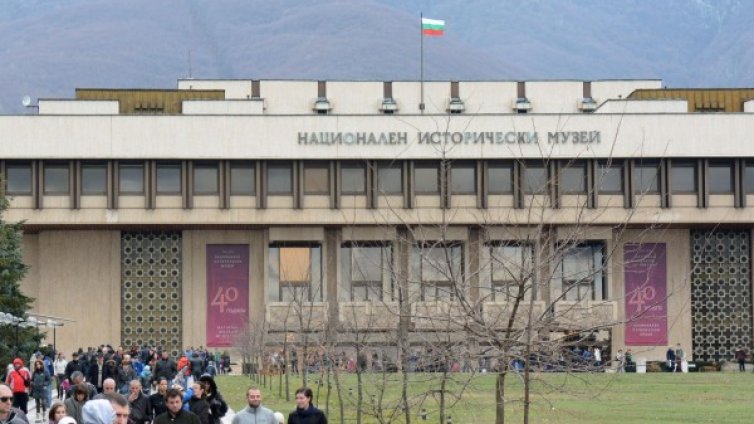 Стара, но явно става! Свиха служебната кола на НИМ