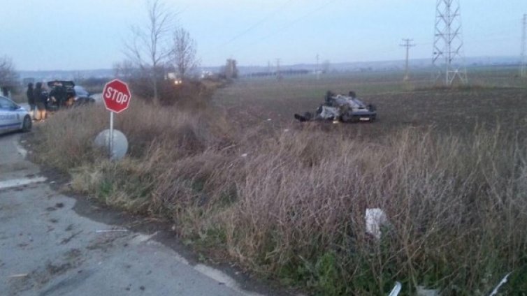 "Мерцедес" удари и прати "Голф" в нивята край Шумен