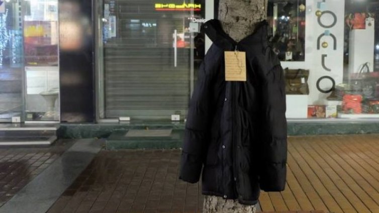 Акция из Дупница: Облечи дърво, сгрей бездомен!