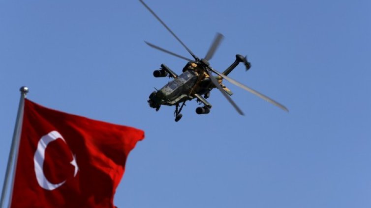 Истанбул: Военен хеликоптер се разби в сграда