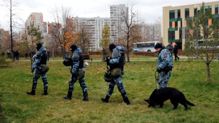 Бомбени заплахи: Евакуираха търговски центрове в Москва
