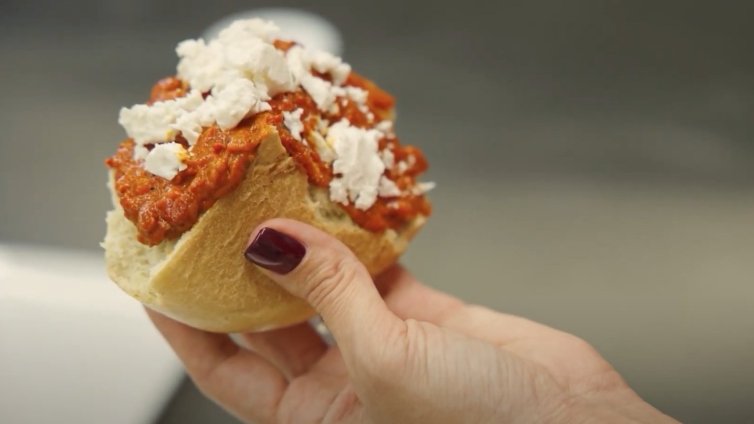 Лютеницата няма шанс – топъл хляб от Kaufland превзема трапезите