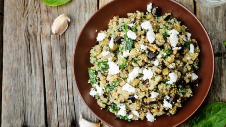Рецептата Dnes: Средиземноморска салата с пилешко и киноа