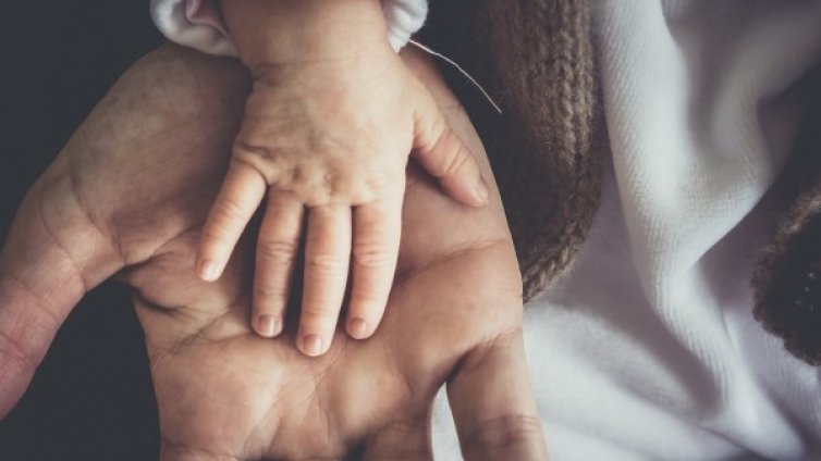 Пиеш кофеинови напитки... раждаш по-слабо бебе!