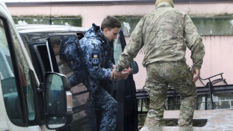 Задържаните украински моряци са преместени в Москва