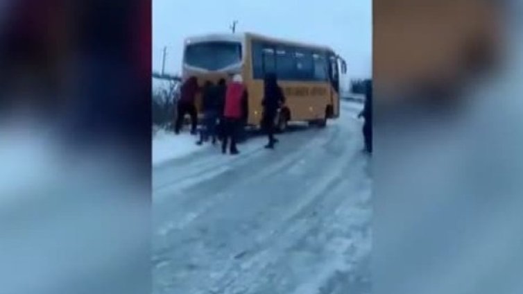 Българското пътешествие: Ученици бутат автобус по лед!