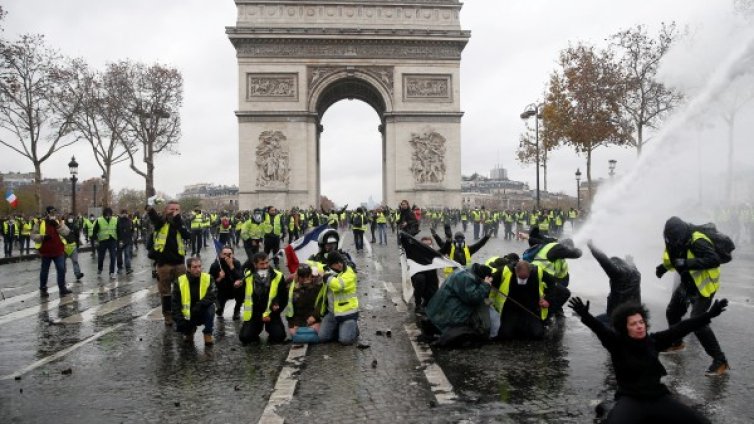 Промени с шеметна скорост: Светът усети напрежението от Париж