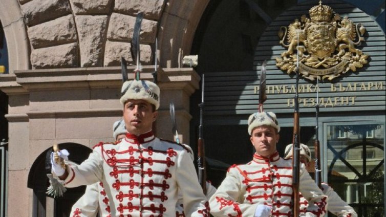 Като на филм: Мъж нахлу на "Дондуков" 2, заплаши НСО