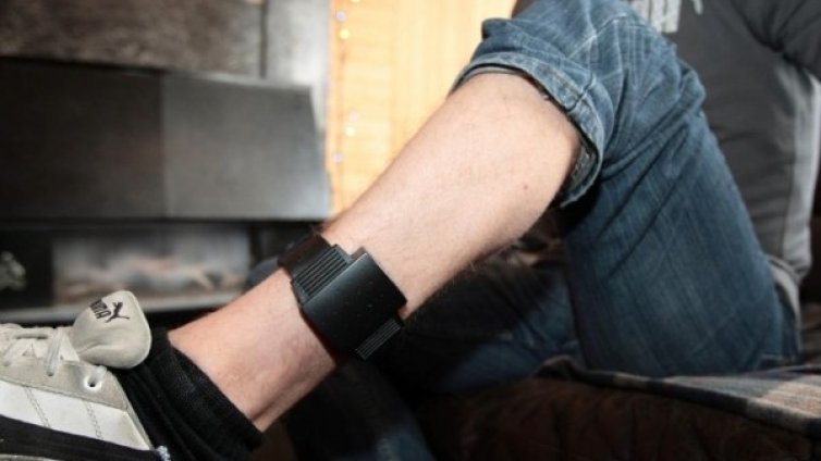 Препълнени затвори, арести - край! Контрол с гривна на крака