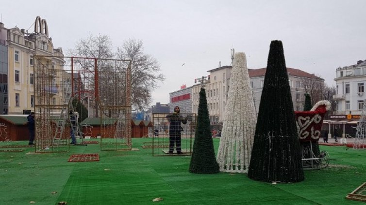 Коледният дух завладя Варна, елхата грейва на Никулден