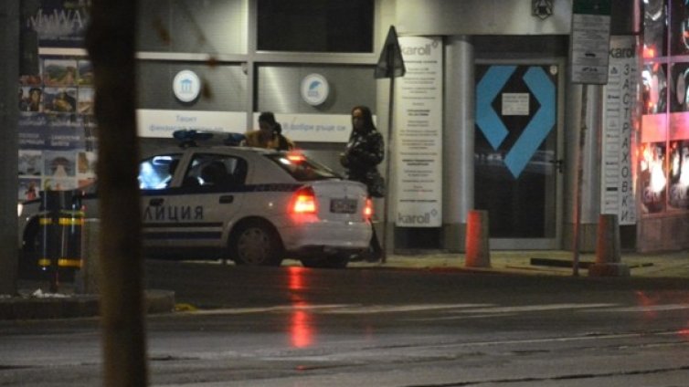 Нощи на пл. "Македония" &ndash; полицията приятелски си бъбри с травестити!