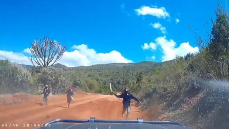 На разходка в Кения, а те погват с мачете... Какво ще направите?