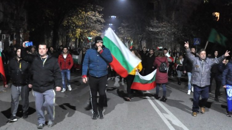 На двата полюса: За участие в протести, за управлението