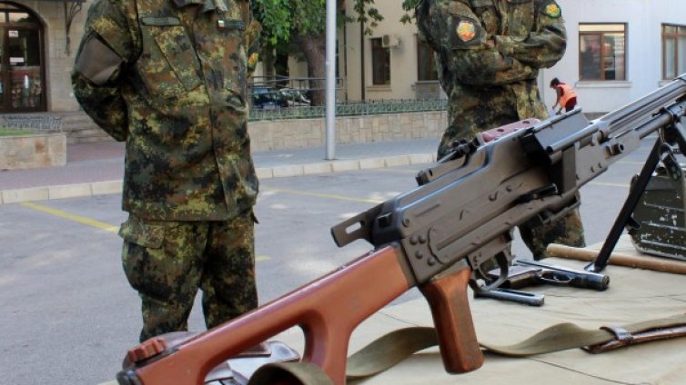 Доброволната казарма на Каракачанов удря на камък. Защо?