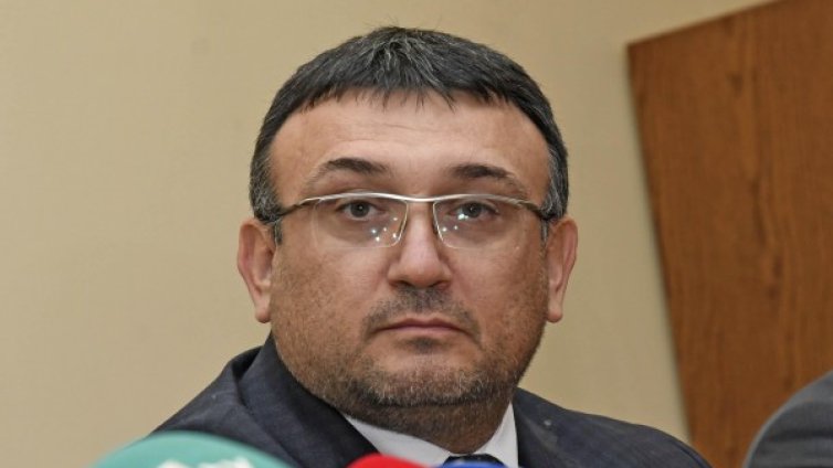 Дръж пътя, миличък, нещо си ми бледичък... МВР шефът не знае коя е Тита