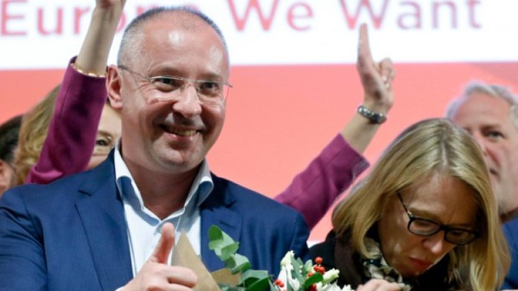 Борисов до Станишев: Давате поводи за гордост на България!