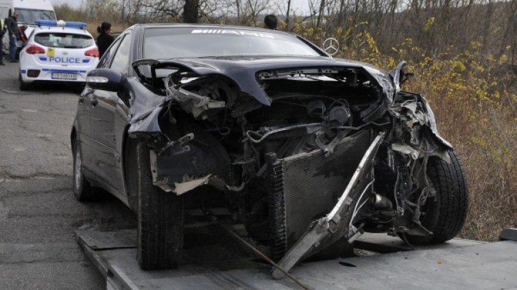 Трима младежи загинаха при тежка катастрофа 