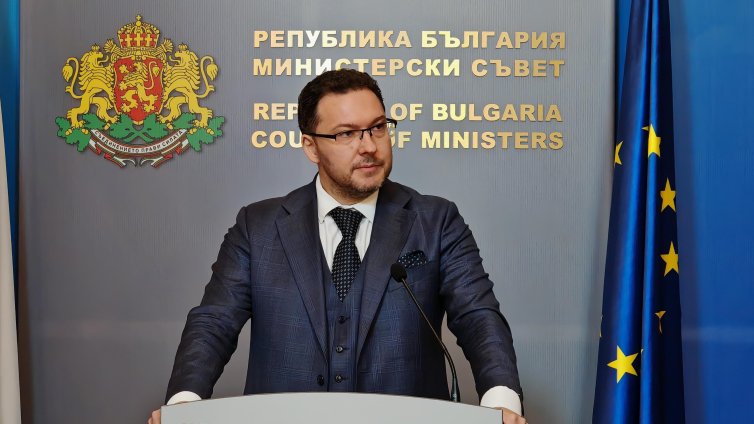 Митов: Водолази проверяват всички отнесени коли, в тях хора няма