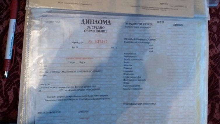 Удар в Костенец: Печатница за фалшиви книжки, дипломи...