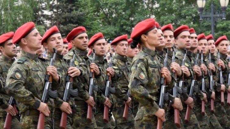 Във войската ни &ndash; 20 000 "щика", търсят се 5700 войници 