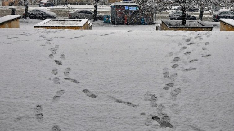 Валежите спират, но пък остава студено