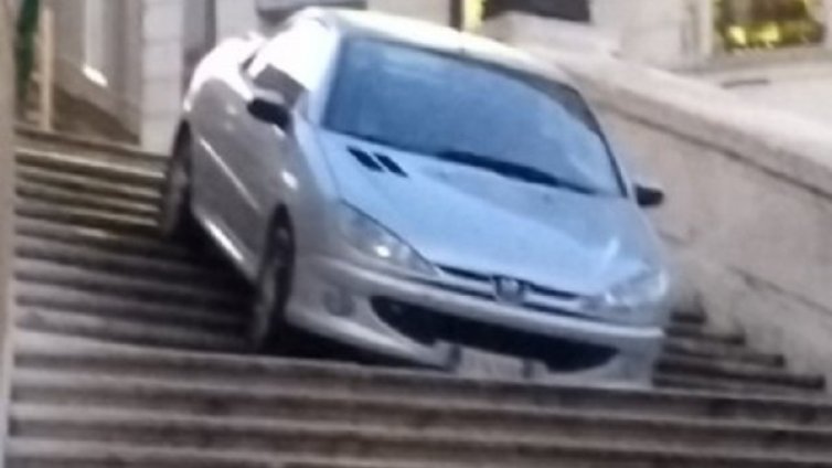 Пиян слезе с колата си по Испанските стълби в Рим