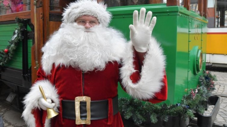 Коледен ретро трамвай потегля из София