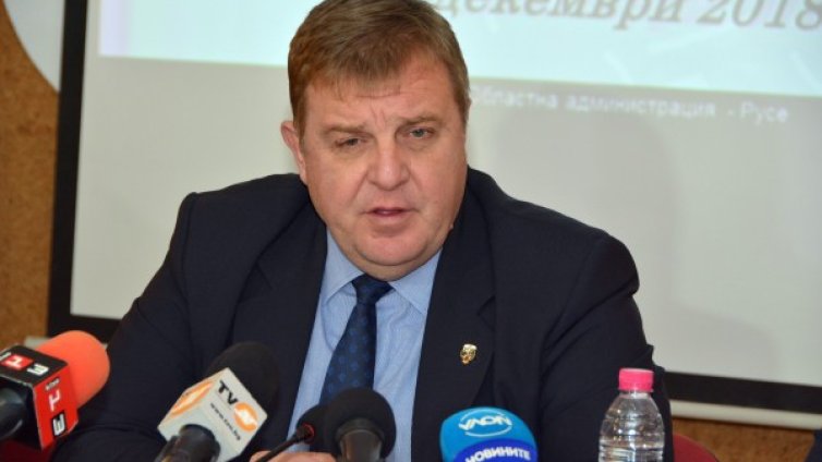 Самолет с Каракачанов кацна аварийно във Виена