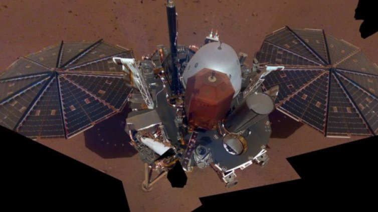 Кокетният InSight си направи селфи на Марс