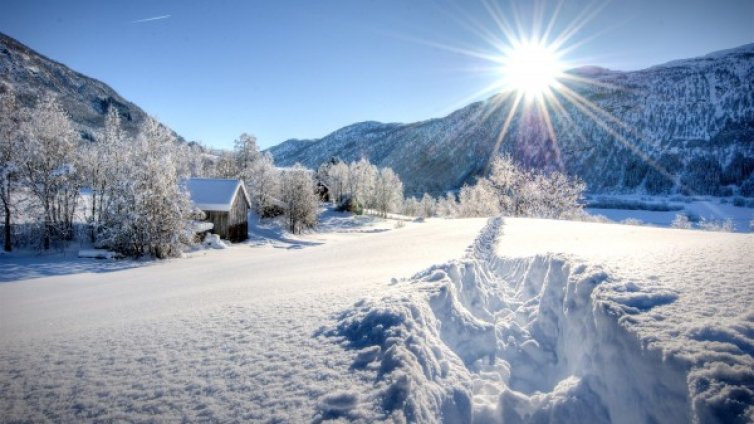 Зимно слънце днес ще грее, температурите ще гонят 8°С