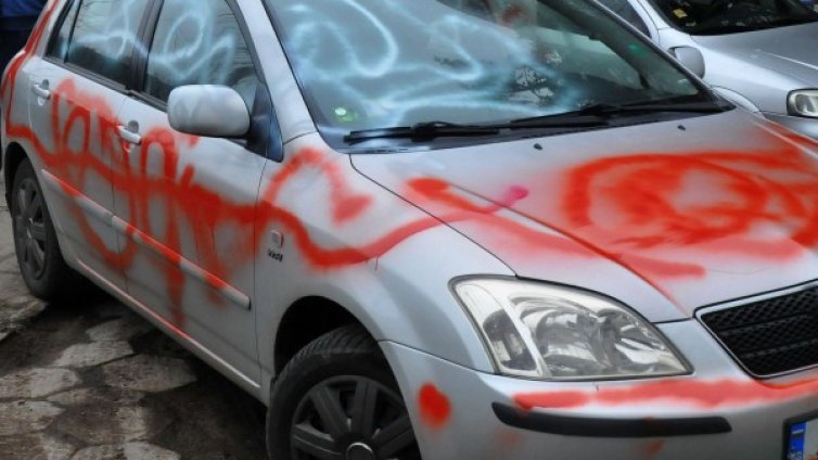 Осмокласничка отмъсти на учителка: Надра й колата!?