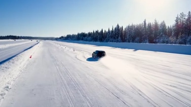 Нужно ли е да "помпате" спирачки, когато сте стъпили на заледен път?