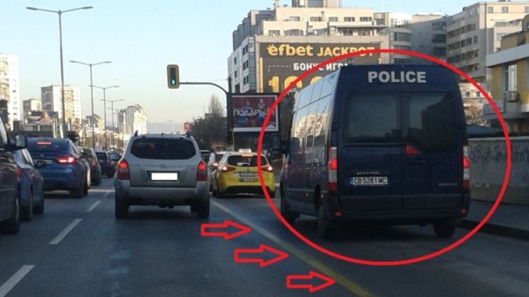 HelpBook сигнал: Полицаи нарушават закона... в бус лентата