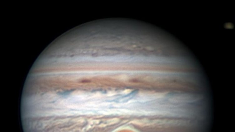 От полюс на полюс... красотата на Юпитер