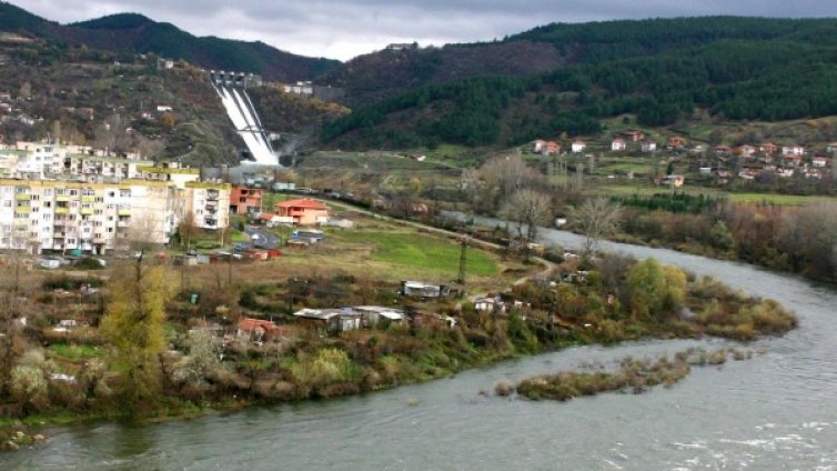 Майка хвърли новороденото си в Арда в Кърджали 