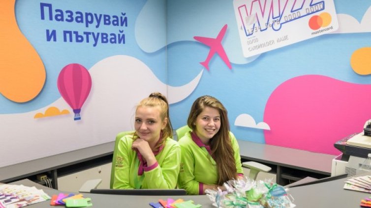 Банка ДСК откри два киоска на Летище София за продажба на кредитна карта DSK-Wizz Air