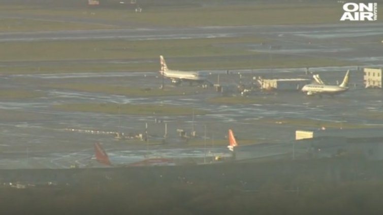 Десетки блокирани, летище "Гетуик" е затворено!