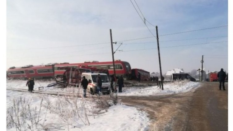 Трима загинали и 20 ранени в Ниш след сблъсък между автобус и влак 