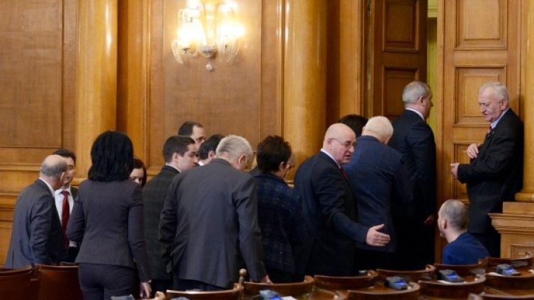 Зиме, лете&hellip; Колко и кога почиват депутатите?