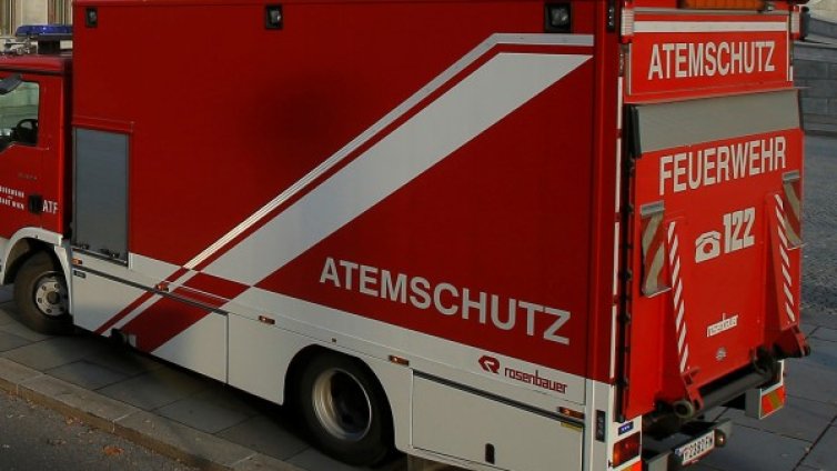 Осем ранени при пожар в бежански лагер в Австрия