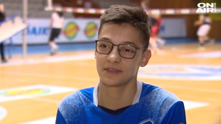 Баща и син заедно &ndash; Владо Николов и синът му рамо до рамо на игрището