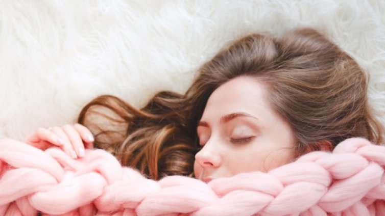 Сънят ни прави по-красиви! Вижте как!