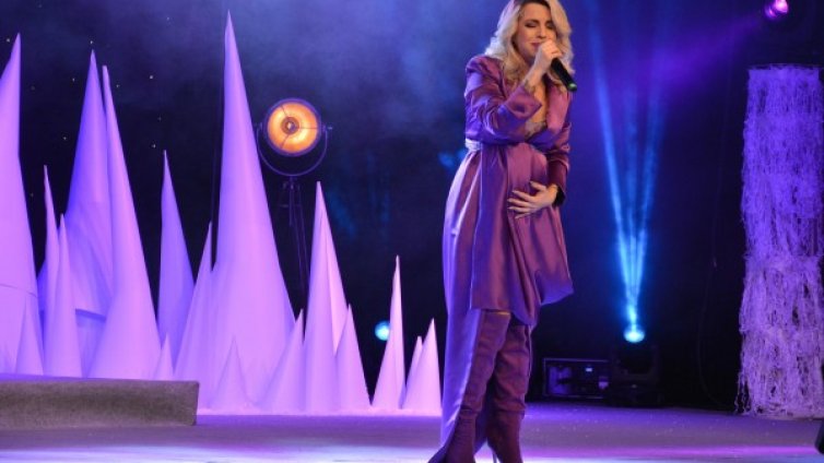 Поли Генова ще става мама, таткото &ndash; филипинец!