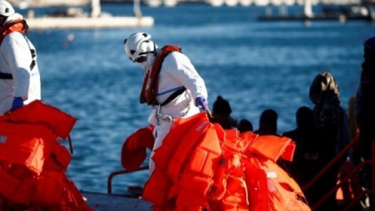 Малта спаси  бедстващи в дървена лодка мигранти