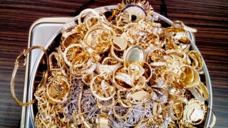 Иззеха златни накити за 180 бона на Капитан Андреево