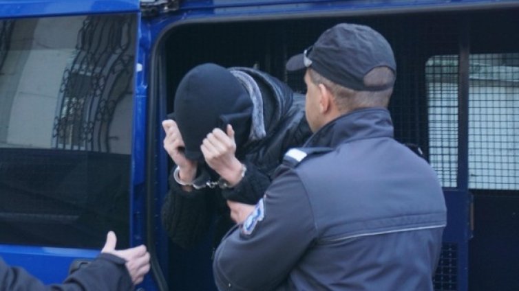 Тийнът, убил баща си, на свобода! Защитил майка си